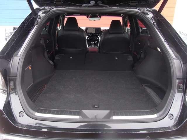 �L���t���b�g�ȃ��Q�[�W�X�y�[�X�ɂ́A�S���t�o�b�O�R�����[�\�ł��B�܂��A�X���C�h���̃f�b�L�{�b�N�X�𑕔��B�X���C�h�@�\�ɂ��A�f�b�L�{�[�h�����[�ւ̃A�N�Z�X�Ǝg������̗ǂ����������Ă��܂��B