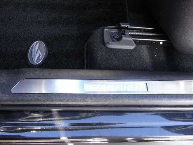 �X�e�����X�I�[�i�����g�t�h�A�X�J�b�t�v���[�g���S���h�A���ɕt���Ă��܂��B