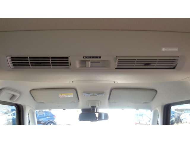 天井には、エアコンの快適な風を車内に循環させる、シーリ　ングファンを装備。後席の方も快適に過ごせます