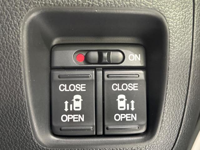 Ｎ－ＢＯＸカスタム Ｇ・ターボＬパッケージ　両側電動ドア　衝突軽減装置　純正ナビ　バックカメラ　ＥＴＣ　Ｂｌｕｅｔｏｏｔｈ　フルセグ　禁煙車　スマートキー　２トーンカラー　ＨＩＤヘッド　クリアランスソナー　オートライト　革巻きハンドル　ＣＤ再生（6枚目）