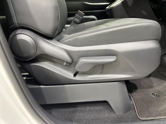 ヴォクシー ハイブリッドＳ－Ｇ　両側電動ドア　純正１０型ナビ　バックカメラ　衝突軽減装置　レーダークルーズ　禁煙車　コーナーセンサー　レーンキープ　ＬＥＤヘッド　ＥＴＣ２．０　オートハイビーム　誤発進抑制機能　先行車発進告知（57枚目）