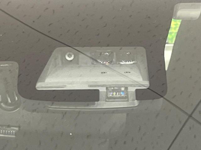 【トヨタセーフティセンス】走行中に前方の車両等を認識し、衝突しそうな時は警報とブレーキで衝突回避と被害軽減をアシスト。より安全にドライブをお楽しみいただけます。