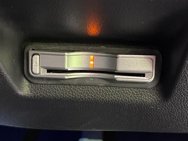 シャトル ハイブリッドＺ　純正ナビ　バックカメラ　衝突軽減装置　禁煙車　ハーフレザーシート　ドラレコ　コーナーセンサー　シートヒーター　スマートキー　ＬＥＤヘッド　ＥＴＣ　クルコン　フルセグ　オートライト　デュアルエアコン（6枚目）