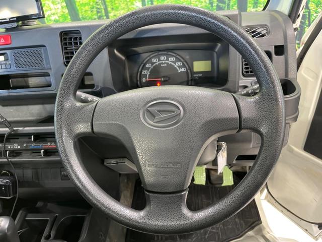 インテリアに合わせたデザインのステアリングは、運転される方のことも考え、運転しやすい形状、大きさです。是非一度、実際に触ってお確かめください。