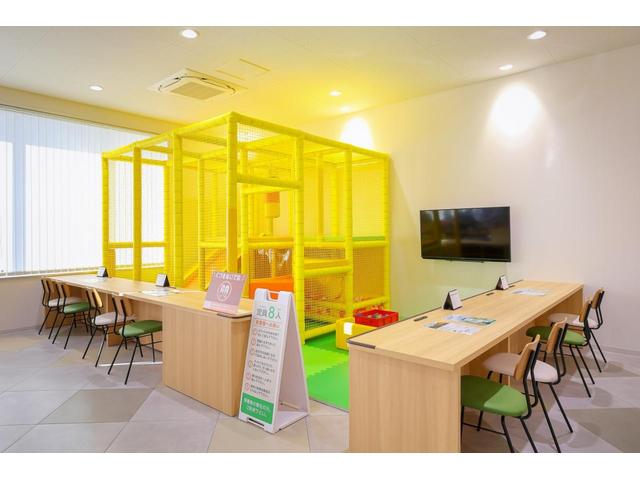 大きなキッズスペースも完備!小さなお子様連れでも、ゆっくりとお車探しをお楽しみいただけます。