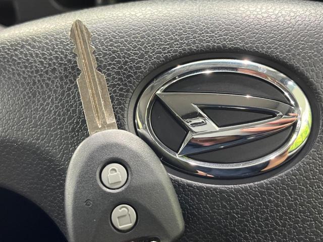 【キーフリーシステム】カバンやポケットに入れたままでもドアの施錠・解錠が可能なスマートキーを装備。エンジンのオン・オフ時もカギを取り出す必要が無いからとっても便利です♪