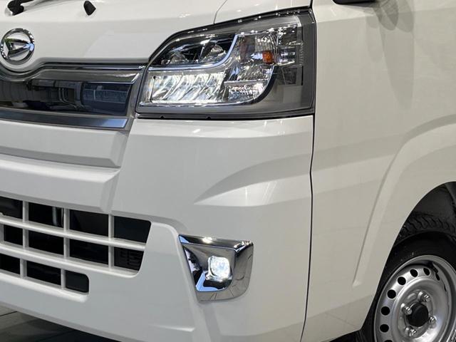 【LEDヘッドライト】悪天候や夜間走行時も良好な視界を確保し安心して運転できる高輝度LEDヘッドライトを装備!点灯速度が早く、消費電力も抑えられています。