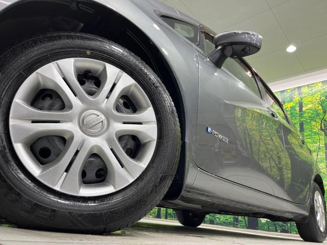 ノート ｅ－パワー　Ｘ　ＳＤナビ　全周囲カメラ　衝突軽減装置　禁煙車　コーナーセンサー　スマートキー　ＬＥＤヘッド　ＥＴＣ　車線逸脱警報　誤発進抑制機能　オートライト　オートエアコン　Ｂｌｕｅｔｏｏｔｈ　ＣＤ　ＤＶＤ再生（13枚目）