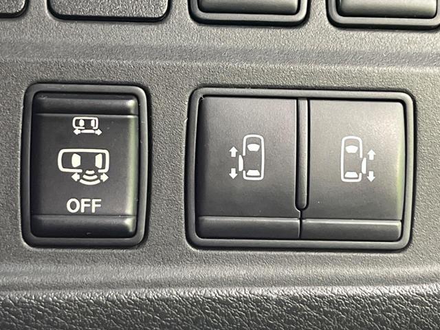 【ハンズフリー機能付き両側パワースライドドア】スライドドアの下に足先を入れてすぐ引くと、自動的にスライドドアが開閉します！荷物で両手がふさがった状態でも、ドアの開閉ができてとっても便利！