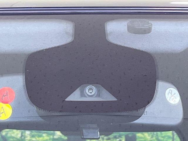 【エマージェンシーブレーキ】走行中に前方の車両等を認識し、衝突しそうな時は警報とブレーキで衝突回避と被害軽減をアシスト。より安全にドライブをお楽しみいただけます。