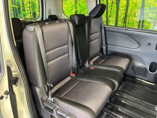 二列目中央はウォークスルーとなっております。二列目と三列目の移動や乗り降りがとっても楽になるので、乗り降りの際もストレスを感じることはありません♪