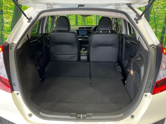 フィットハイブリッド Ｌパッケージ　純正ナビ　バックカメラ　衝突軽減装置　禁煙車　ハーフレザーシート　スマートキー　ＬＥＤヘッド　ＥＴＣ　クルコン　誤発進抑制機能　オートライト　オートエアコン　Ｂｌｕｅｔｏｏｔｈ　ＣＤ　ＤＶＤ再生（10枚目）