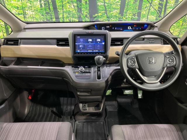 フリード G・ホンダセンシング 両側電動ドア 純正9型ナビ 後席モニター バックカメラ 寒冷地仕様 衝突軽減装置 レーダークルーズ 禁煙車 レーンキープ スマートキー LEDヘッド ETC 誤発進抑制機能 先行車発進告知 DVD再生(2枚目)