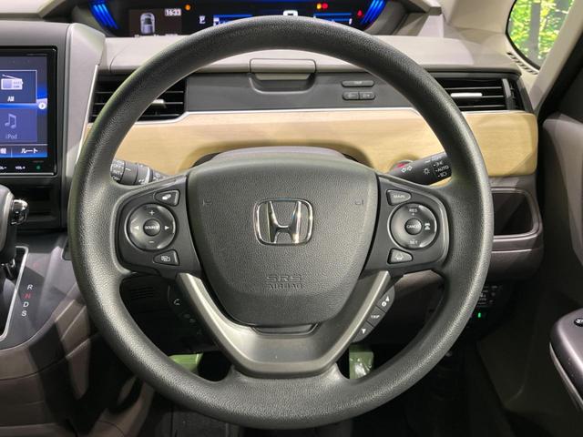 フリード G・ホンダセンシング 両側電動ドア 純正9型ナビ 後席モニター バックカメラ 寒冷地仕様 衝突軽減装置 レーダークルーズ 禁煙車 レーンキープ スマートキー LEDヘッド ETC 誤発進抑制機能 先行車発進告知 DVD再生(12枚目)