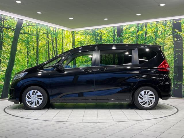 フリード G・ホンダセンシング 両側電動ドア 純正9型ナビ 後席モニター バックカメラ 寒冷地仕様 衝突軽減装置 レーダークルーズ 禁煙車 レーンキープ スマートキー LEDヘッド ETC 誤発進抑制機能 先行車発進告知 DVD再生(62枚目)