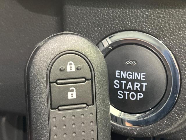 【キーフリーシステム】カバンやポケットに入れたままでもドアの施錠・解錠が可能なスマートキーを装備。エンジンのオン・オフ時もカギを取り出す必要が無いからとっても便利です♪