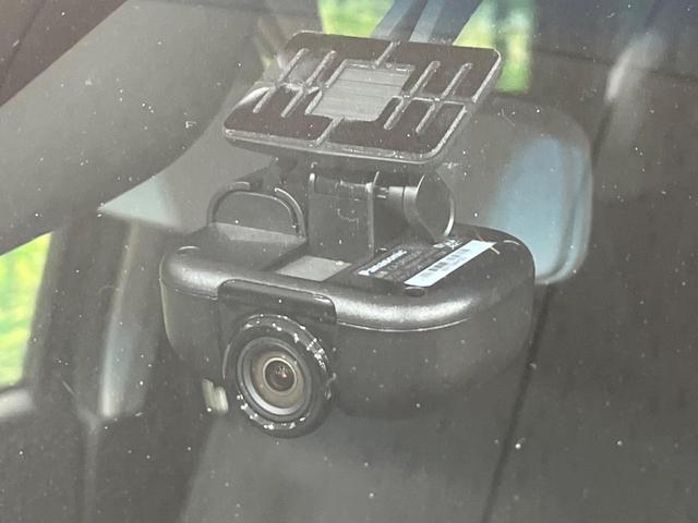 【ドライブレコーダー】安心・安全なカーライフに必須のドライブレコーダーを装備！走行中はもちろん、あおり運転や事故に遭遇した際の状況も映像で記録し、万一のリスクに備えます。