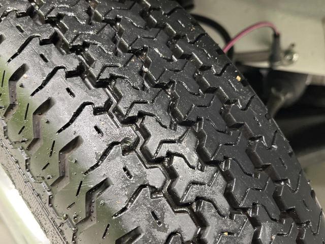 キャリイトラック KCエアコン・パワステ 4WD 5MT 衝突軽減装置 禁煙車 クリアランスソナー オートハイビーム 誤発進抑制機能 車線逸脱警報 先行車発進告知 オートライト ヘッドライトレベライザー AM FM再生 3方開荷台(25枚目)