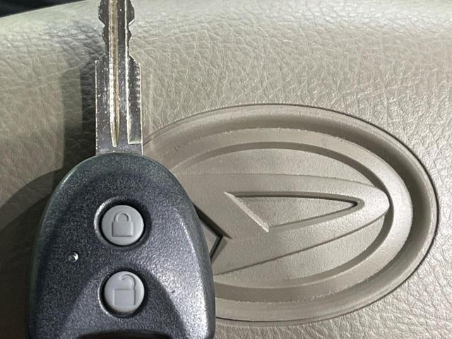 【キーレス】少し離れた場所からでもボタン一つでドアの開錠・施錠ができるのでとっても便利！ドアの鍵穴周りに傷をつけることもありません♪