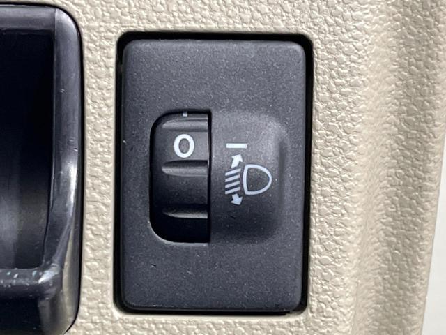 【ヘッドライトレベライザー】車の姿勢変化に応じてヘッドライトの光軸を調整することで対向車や前走者に眩しい思いをさせません。