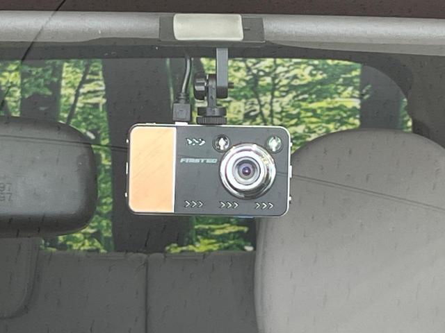 【ドライブレコーダー】安心・安全なカーライフに必須のドライブレコーダーを装備！走行中はもちろん、あおり運転や事故に遭遇した際の状況も映像で記録し、万一のリスクに備えます。