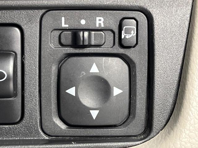 【電動格納ミラー】住宅街など狭い道路でのすれ違いや駐車場で人や障害物がミラーに当たらないよう格納することができます。