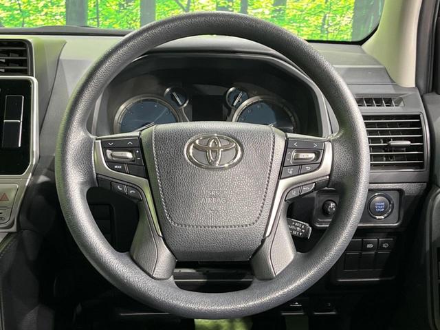 �C���e���A�ɍ��킹���f�U�C���̃X�e�A�����O�́A�^�]�������̂��Ƃ��l���A�^�]���₷���`��A�傫���ł��B�����x�A���ۂɐG���Ă��m���߂��������B