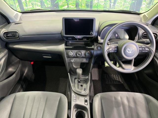 ヤリスクロス Ｘ　純正８型ナビ　バックカメラ　衝突軽減装置　レーダークルーズ　禁煙車　コーナーセンサー　レーンキープ　スマートキー　ＥＴＣ　オートハイビーム　車線逸脱警報　誤発進抑制機能　先行車発進告知　オートライト（2枚目）