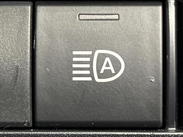 ヴォクシー ハイブリッドＳ－Ｚ　両側電動ドア　後席モニター　純正１０．５型ナビ　全周囲カメラ　衝突軽減装置　レーダークルーズ　禁煙車　電動リアゲート　ハーフレザーシート　コーナーセンサー　スマートキー　ＬＥＤヘッド　ＥＴＣ　フルセグ（31枚目）