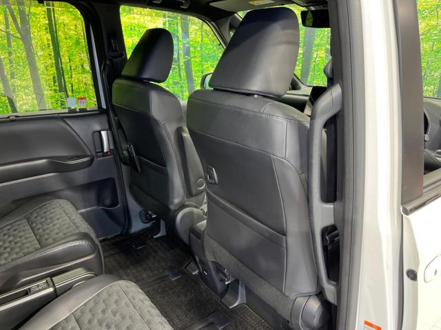 ヴォクシー ハイブリッドＳ－Ｚ　両側電動ドア　後席モニター　純正１０．５型ナビ　全周囲カメラ　衝突軽減装置　レーダークルーズ　禁煙車　電動リアゲート　ハーフレザーシート　コーナーセンサー　スマートキー　ＬＥＤヘッド　ＥＴＣ　フルセグ（64枚目）