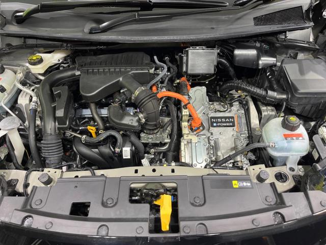 ノート Ｘ　純正９型ナビ　全周囲カメラ　衝突軽減装置　プロパイロット　禁煙車　シートヒーター　ドラレコ　コーナーセンサー　レーンキープ　ＬＥＤヘッド　ＥＴＣ　ステアリングヒーター　誤発進抑制機能　置くだけ充電（17枚目）