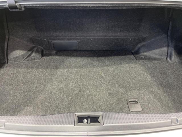 積み下ろしのしやすいデッキにはたっぷりと荷物を積み込んでいただけます。遊びから仕事まで、様々なシーンで頼れます♪