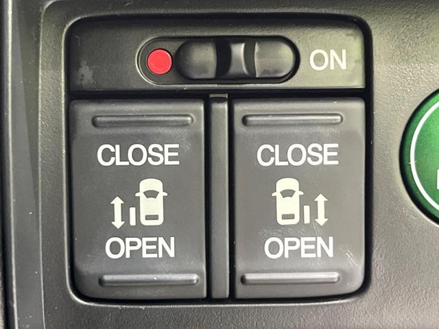 オデッセイ アブソルート　両側電動ドア　純正ナビ　バックカメラ　衝突軽減装置　禁煙車　ハーフレザーシート　スマートキー　ＬＥＤヘッド＆フォグ　ＥＴＣ　クルコン　オートライト　オートエアコン　純正１７インチＡＷ　革巻きハンドル（3枚目）