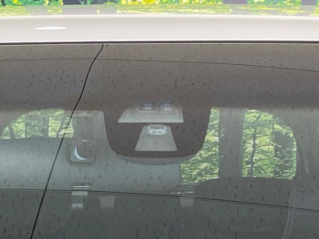 オデッセイ アブソルート　両側電動ドア　純正ナビ　バックカメラ　衝突軽減装置　禁煙車　ハーフレザーシート　スマートキー　ＬＥＤヘッド＆フォグ　ＥＴＣ　クルコン　オートライト　オートエアコン　純正１７インチＡＷ　革巻きハンドル（6枚目）