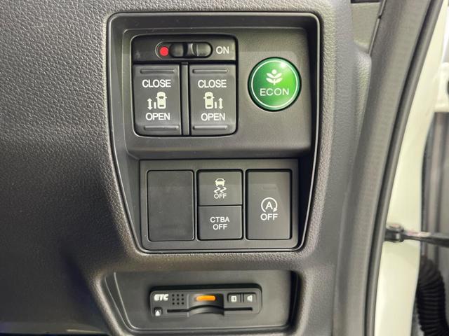 オデッセイ アブソルート　両側電動ドア　純正ナビ　バックカメラ　衝突軽減装置　禁煙車　ハーフレザーシート　スマートキー　ＬＥＤヘッド＆フォグ　ＥＴＣ　クルコン　オートライト　オートエアコン　純正１７インチＡＷ　革巻きハンドル（50枚目）