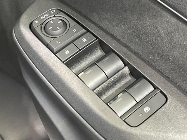 ヤリスクロス Ｚ　純正８型ナビ　全周囲カメラ　衝突軽減装置　レーダークルーズ　禁煙車　ハーフレザーシート　パワーシート　ドラレコ　クリアランスソナー　レーンキープ　スマートキー　ＬＥＤヘッド　ＥＴＣ　オートハイビーム（28枚目）