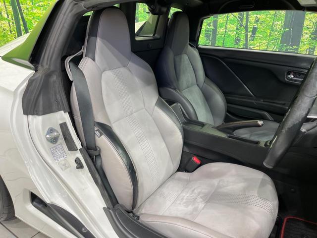 【ハーフレザーシート】高級感と座り心地を両立した人気のシート♪背面・座面はスエード調となっており、肌触りや滑りにくさに優れています。気温や服装に左右されず快適にお乗りいただけます。