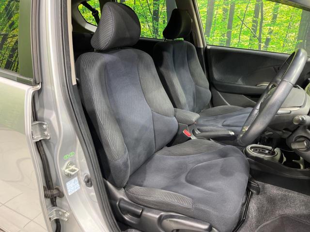 フィットハイブリッド ハイブリッド・10thアニバーサリー 純正ナビ バックカメラ 禁煙車 ドラレコ スマートキー HIDヘッド ETC クルコン オートライト オートエアコン CD DVD再生 地デジ ステアリングスイッチ アイドリングストップ(8枚目)