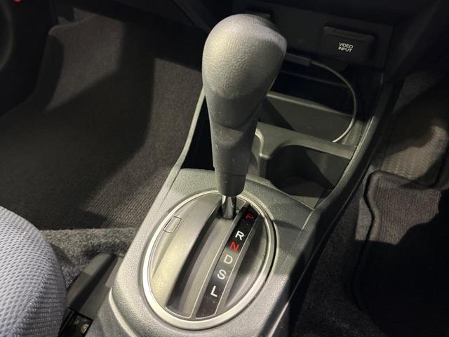 フィットハイブリッド ハイブリッド・10thアニバーサリー 純正ナビ バックカメラ 禁煙車 ドラレコ スマートキー HIDヘッド ETC クルコン オートライト オートエアコン CD DVD再生 地デジ ステアリングスイッチ アイドリングストップ(24枚目)