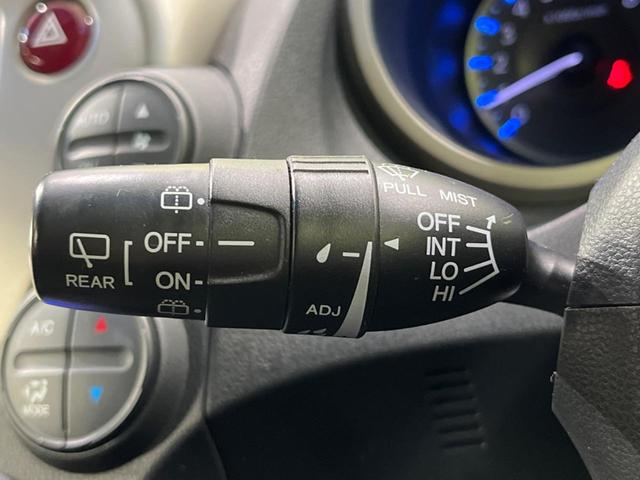 フィットハイブリッド ハイブリッド・10thアニバーサリー 純正ナビ バックカメラ 禁煙車 ドラレコ スマートキー HIDヘッド ETC クルコン オートライト オートエアコン CD DVD再生 地デジ ステアリングスイッチ アイドリングストップ(28枚目)