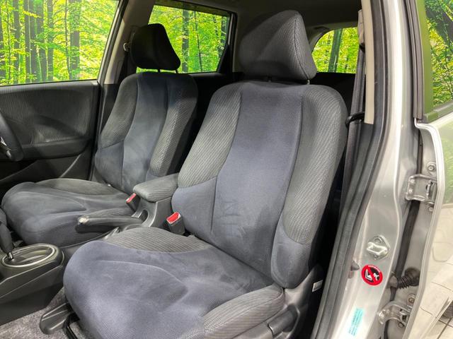 フィットハイブリッド ハイブリッド・10thアニバーサリー 純正ナビ バックカメラ 禁煙車 ドラレコ スマートキー HIDヘッド ETC クルコン オートライト オートエアコン CD DVD再生 地デジ ステアリングスイッチ アイドリングストップ(32枚目)