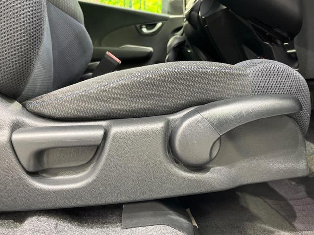 フィットハイブリッド ハイブリッド・10thアニバーサリー 純正ナビ バックカメラ 禁煙車 ドラレコ スマートキー HIDヘッド ETC クルコン オートライト オートエアコン CD DVD再生 地デジ ステアリングスイッチ アイドリングストップ(33枚目)