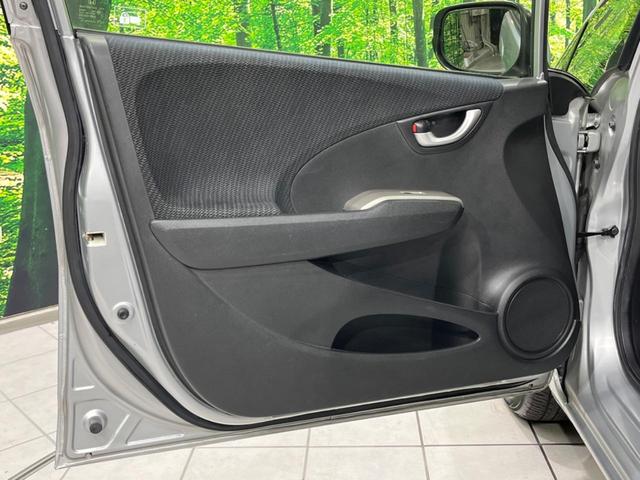 フィットハイブリッド ハイブリッド・10thアニバーサリー 純正ナビ バックカメラ 禁煙車 ドラレコ スマートキー HIDヘッド ETC クルコン オートライト オートエアコン CD DVD再生 地デジ ステアリングスイッチ アイドリングストップ(49枚目)