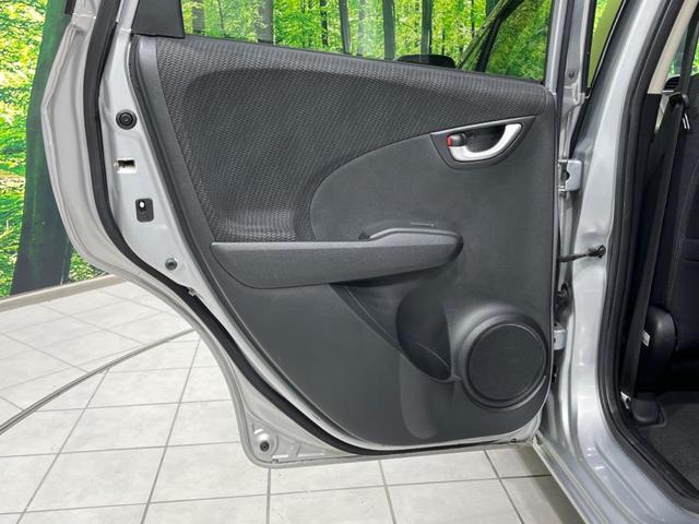 フィットハイブリッド ハイブリッド・10thアニバーサリー 純正ナビ バックカメラ 禁煙車 ドラレコ スマートキー HIDヘッド ETC クルコン オートライト オートエアコン CD DVD再生 地デジ ステアリングスイッチ アイドリングストップ(50枚目)