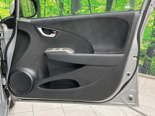 フィットハイブリッド ハイブリッド・10thアニバーサリー 純正ナビ バックカメラ 禁煙車 ドラレコ スマートキー HIDヘッド ETC クルコン オートライト オートエアコン CD DVD再生 地デジ ステアリングスイッチ アイドリングストップ(51枚目)