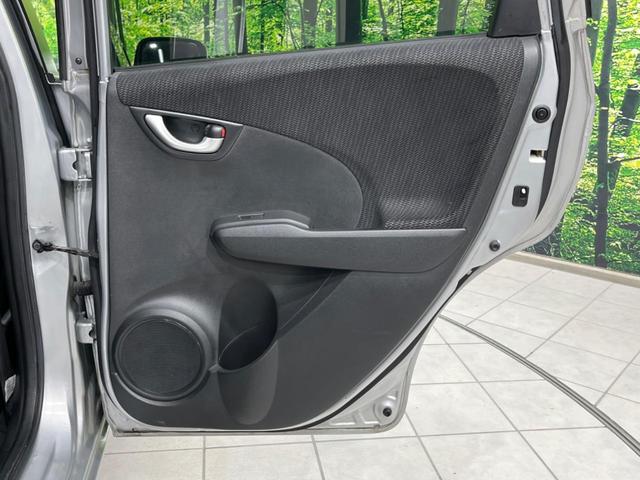 フィットハイブリッド ハイブリッド・10thアニバーサリー 純正ナビ バックカメラ 禁煙車 ドラレコ スマートキー HIDヘッド ETC クルコン オートライト オートエアコン CD DVD再生 地デジ ステアリングスイッチ アイドリングストップ(52枚目)