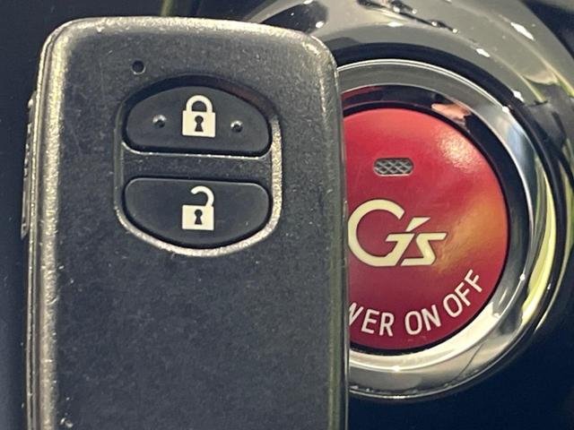 【スマートキー】カバンやポケットに入れたままでもドアの施錠・解錠が可能なスマートキーを装備。エンジンのオン・オフ時もカギを取り出す必要が無いからとっても便利です♪