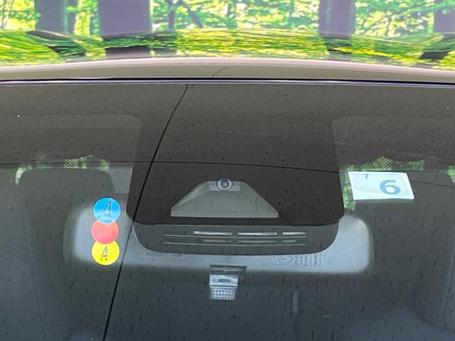 ヤリス ハイブリッドＧ　純正８型ディスプレイオーディオ　全周囲カメラ　衝突軽減装置　レーダークルーズ　禁煙車　コーナーセンサー　レーンキープ　スマートキー　ＥＴＣ　オートハイビーム　オートエアコン　Ｂｌｕｅｔｏｏｔｈ（5枚目）