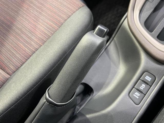 ヤリス ハイブリッドＧ　純正８型ディスプレイオーディオ　全周囲カメラ　衝突軽減装置　レーダークルーズ　禁煙車　コーナーセンサー　レーンキープ　スマートキー　ＥＴＣ　オートハイビーム　オートエアコン　Ｂｌｕｅｔｏｏｔｈ（33枚目）