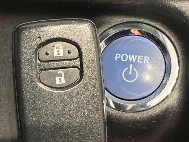 アクア Ｓ　純正ナビ　禁煙車　スマートキー　ＬＥＤヘッド　ＥＴＣ　１５インチＡＷ　オートライト　フォグランプ　オートエアコン　ＣＤ　地デジ　ドアバイザー　プライバシーガラス　アイドリングストップ　横滑り防止装置（4枚目）